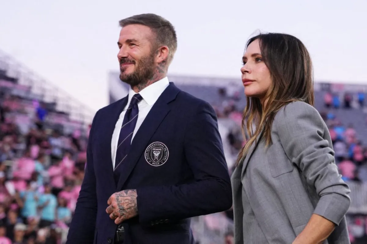ديفيد بيكهام وفيكتوريا بيكهام في ملعب تشيس في فورت لودرديل، فلوريدا (David Beckham and Victoria Beckham at Chase Stadium in Fort Lauderdale, Florida). مصدر الصورة: Rich Storry/Getty Images/AFP