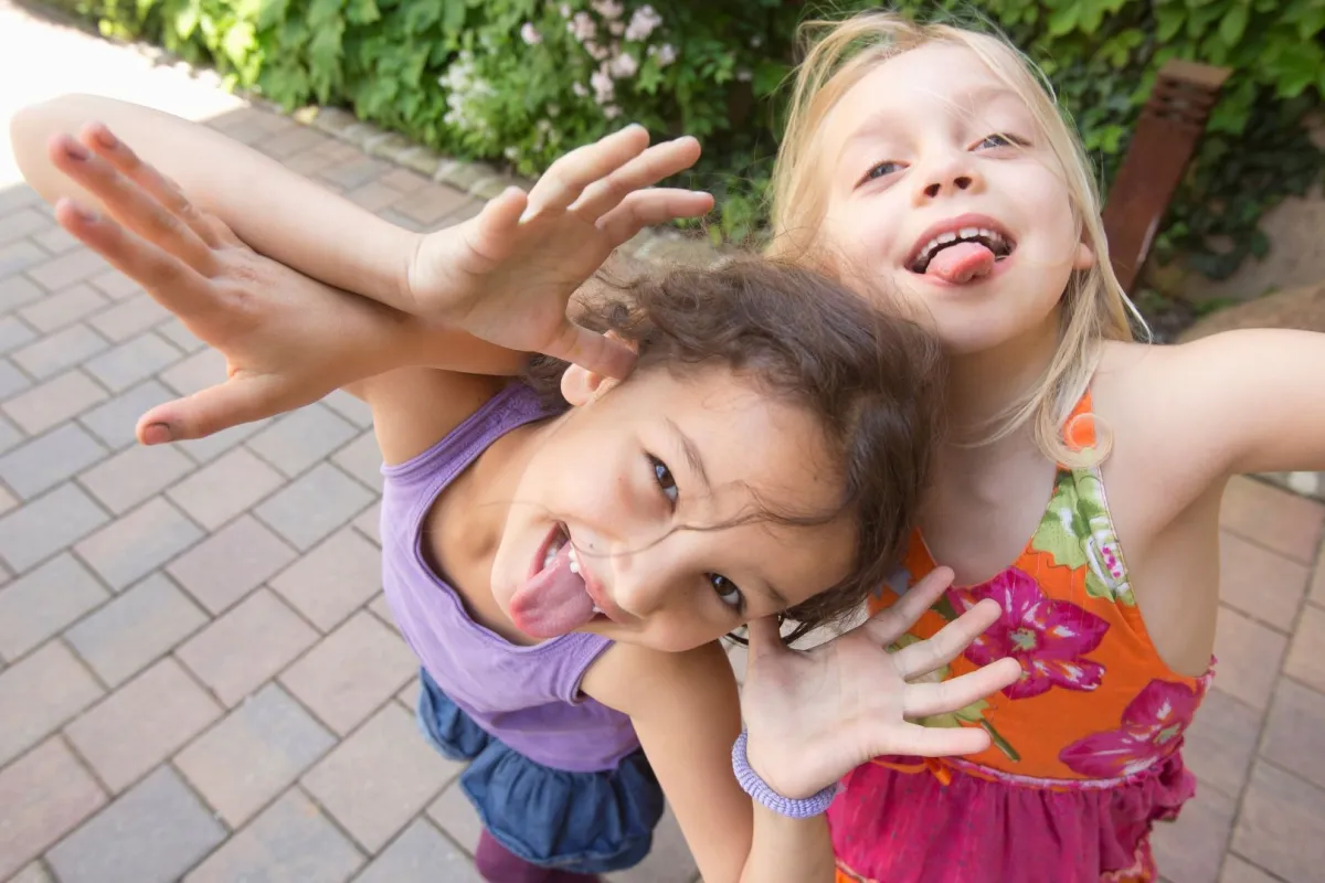 صورة طفلتين شقيتين