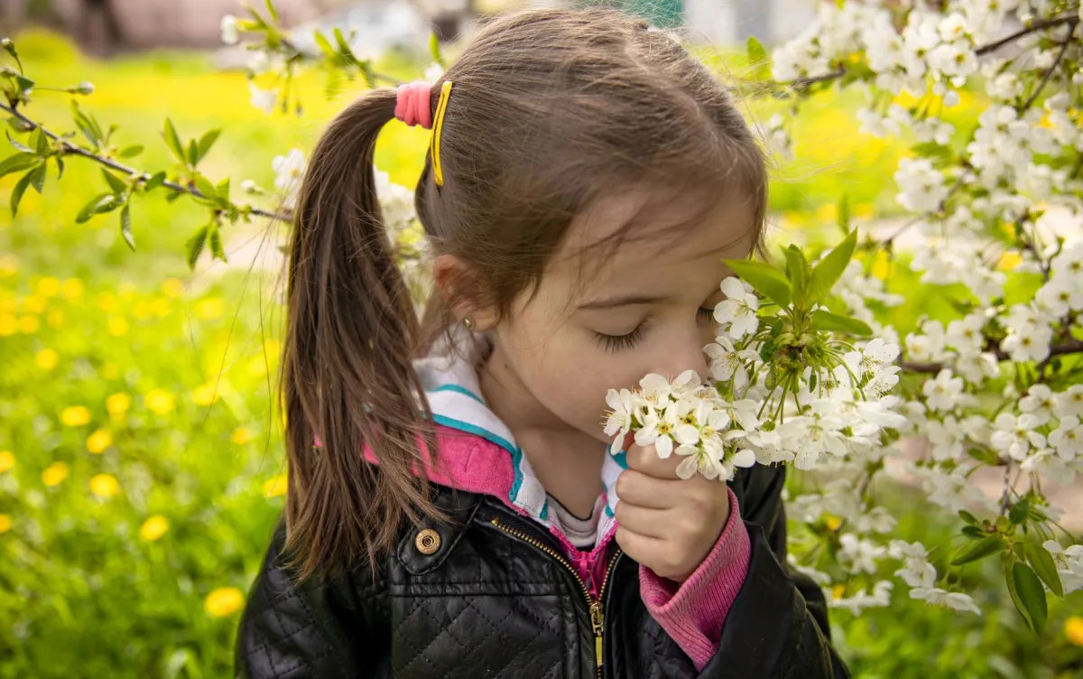 صورة طفلة تشم الرائحة