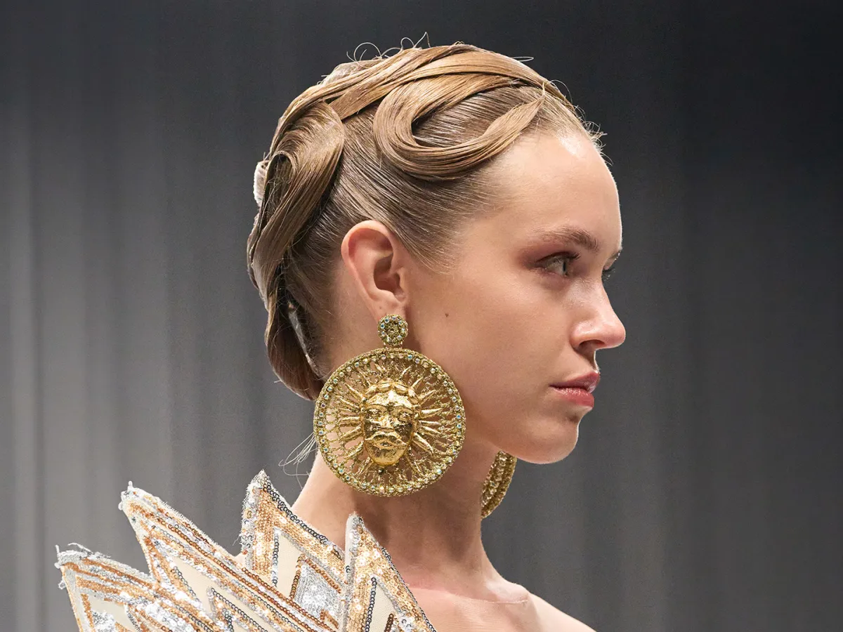 تسريحات شعر مرفوعة لحفل رأس السنة 2026 