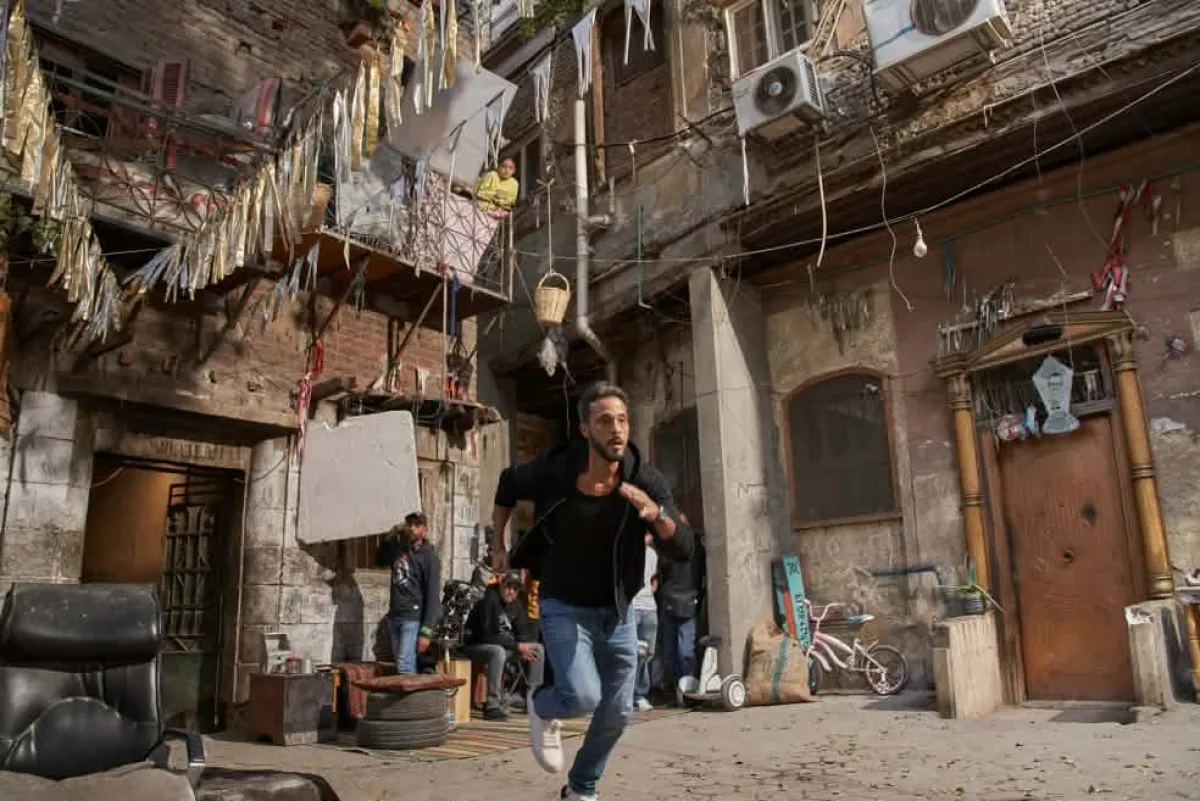 يوسف الشريف في كواليس مسلسل فن الحرب -الصورة من المركز الإعلامي للشركة المنتجة