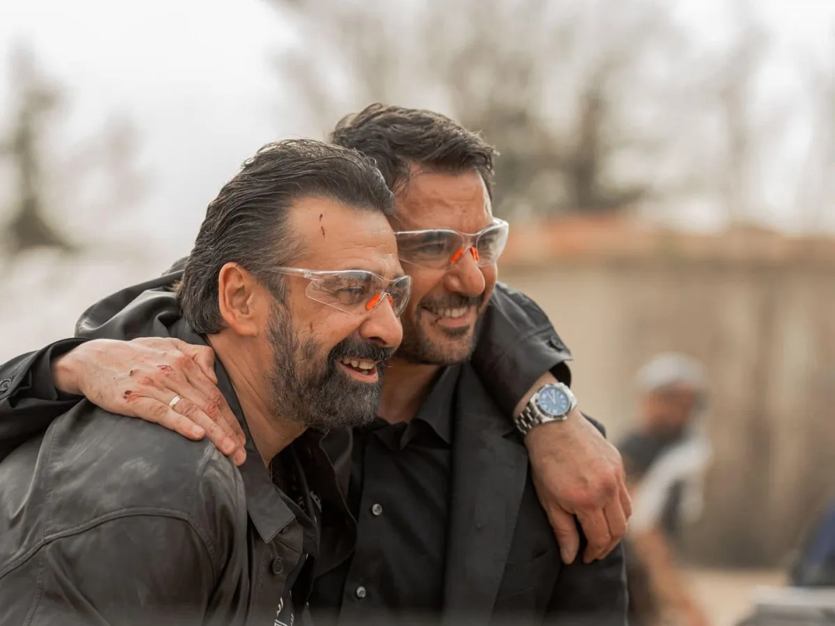 كريم عبد العزيز واحمد عز من كواليس فيلم Dogs‏ 7 - الصورة من صفحة المستشار تركي ال الشيخ على فيس بوك