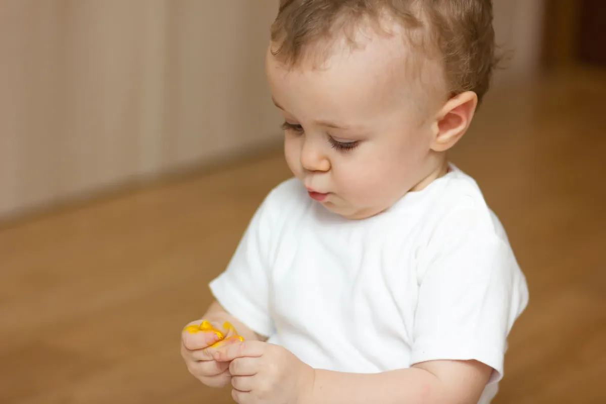 صورة طفل يفتت بيض السمان