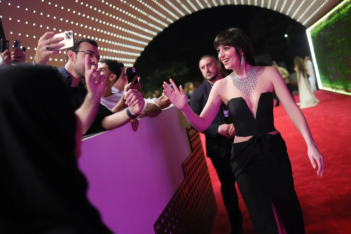 داكوتا جونسون Dakota Johnson من حفل الافتتاح - مصدر الصورة Vittorio Zunino Celotto/Getty Imagesfor the Red Sea International Film Festival