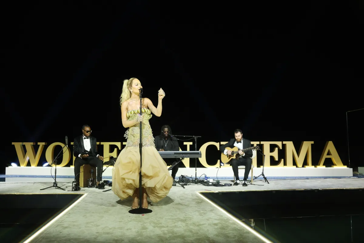 ريتا أورا في حفل المرأة في السينما (Daniele Venturelli/Getty Images for The Red Sea International Film Festival)