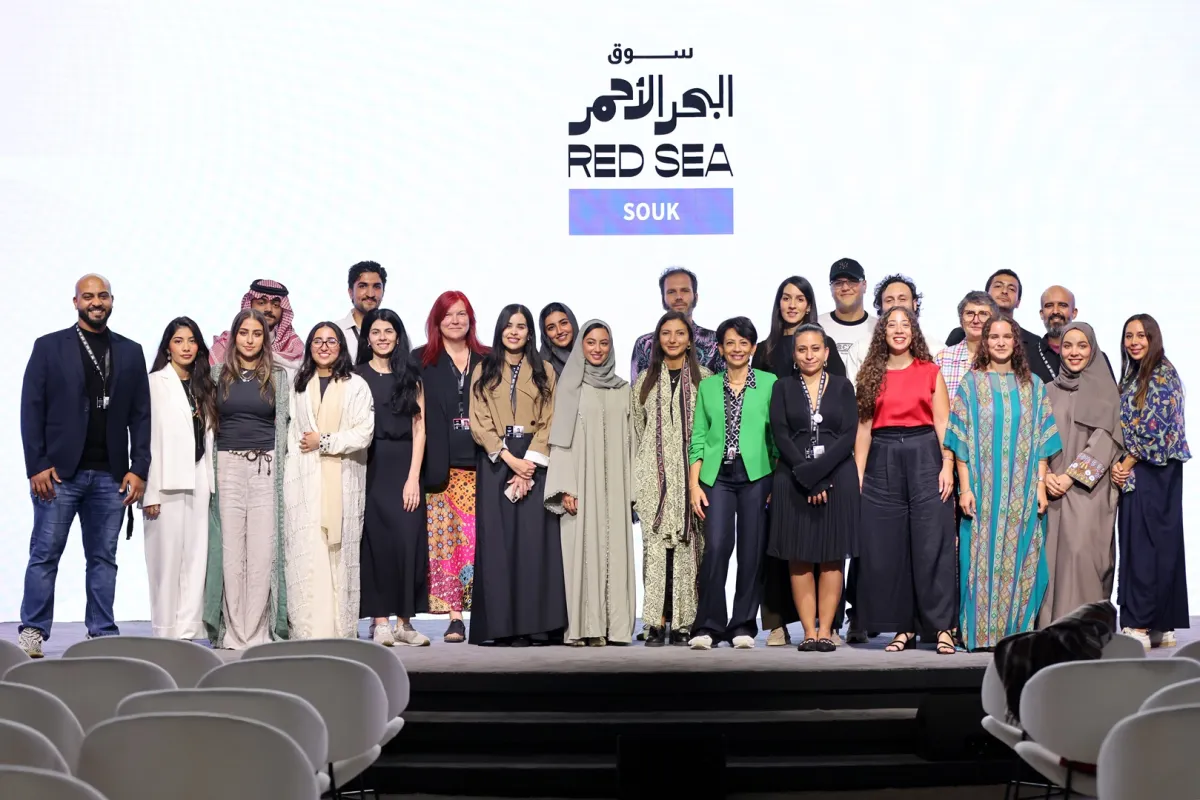 الفائزون بالجوائز يقفون على خشبة المسرح في حفل توزيع جوائز سوق البحر الأحمر ضمن فعاليات مهرجان البحر الأحمر السينمائي الدولي 2025  (مصدر الصورة: Hoda Davaine/Getty Images for The Red Sea International Film Festival )