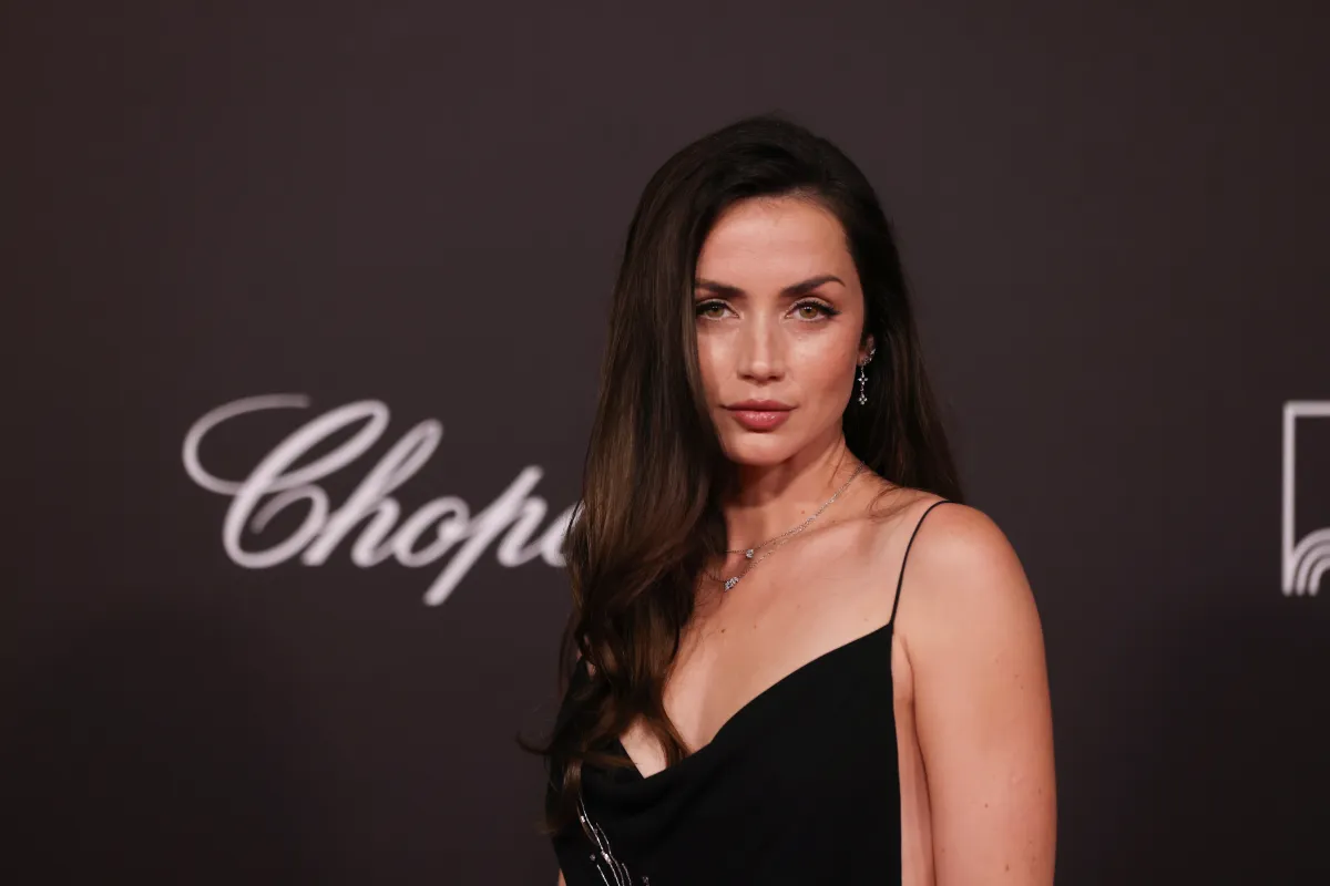 آنا دي أرماس من حفل الافتتاح - مصدر الصورة Hoda Davaine/Getty Imagesfor the Red Sea International Film Festival