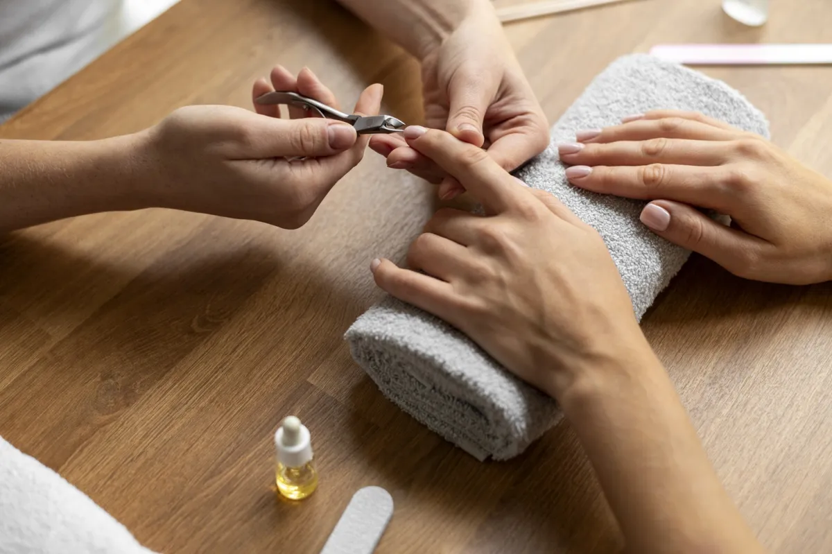 تفسير حلم قص الأظافر للعزباء- مصدر الصورة: Freepik