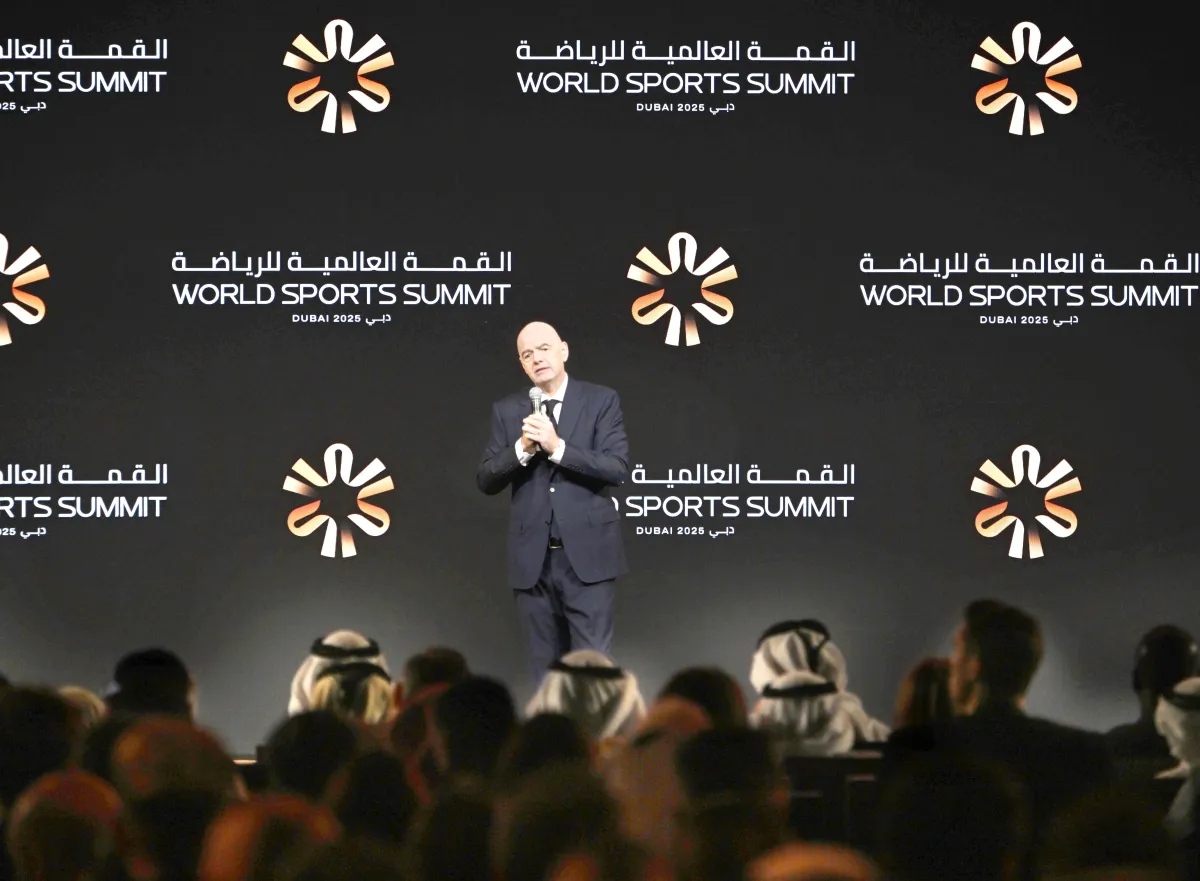 جياني انفانتينو، رئيس الاتحاد الدولي لكرة القدم خلال القمة العالمية للرياضة – الصورة من وكالة الأنباء الإماراتية "وام"