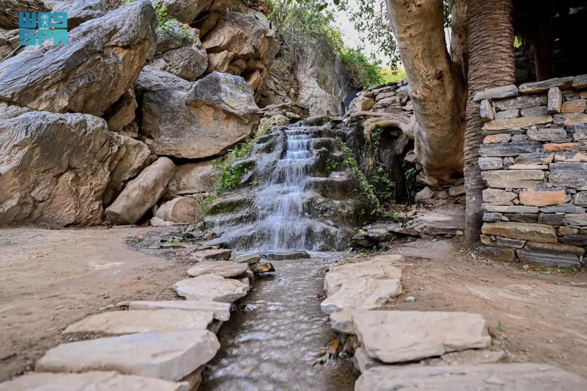 تدفق المياه في قرية ذي عين - الصورة من وكالة الأنباء السعودية "واس"