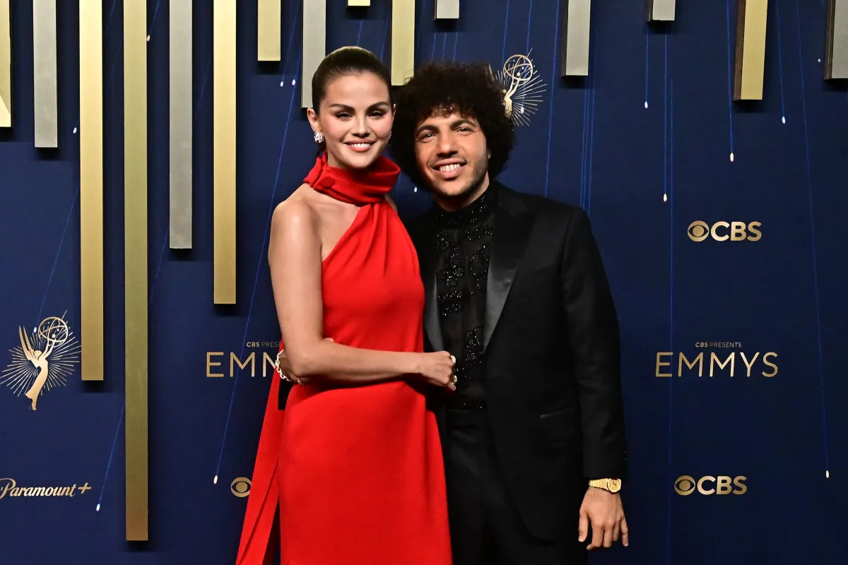 سيلينا غوميز وبيني بلانكو Selena Gomez and Benny Blanco من حفل توزيع جوائز إيمي برايم تايم 2025. مصدر الصورة: Frederic J. Brown / AFP