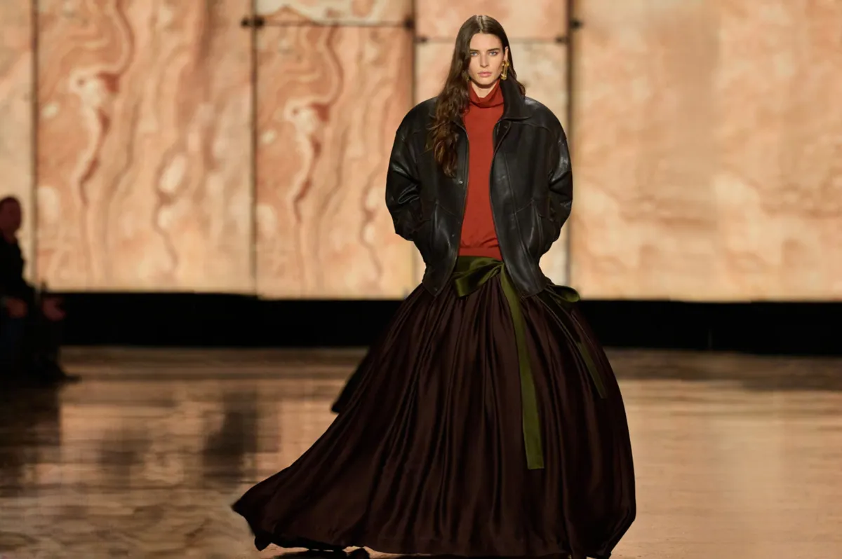 تنورة من سان لوران Saint Laurent- الصورة من Launchmetrics/Spotlight ©