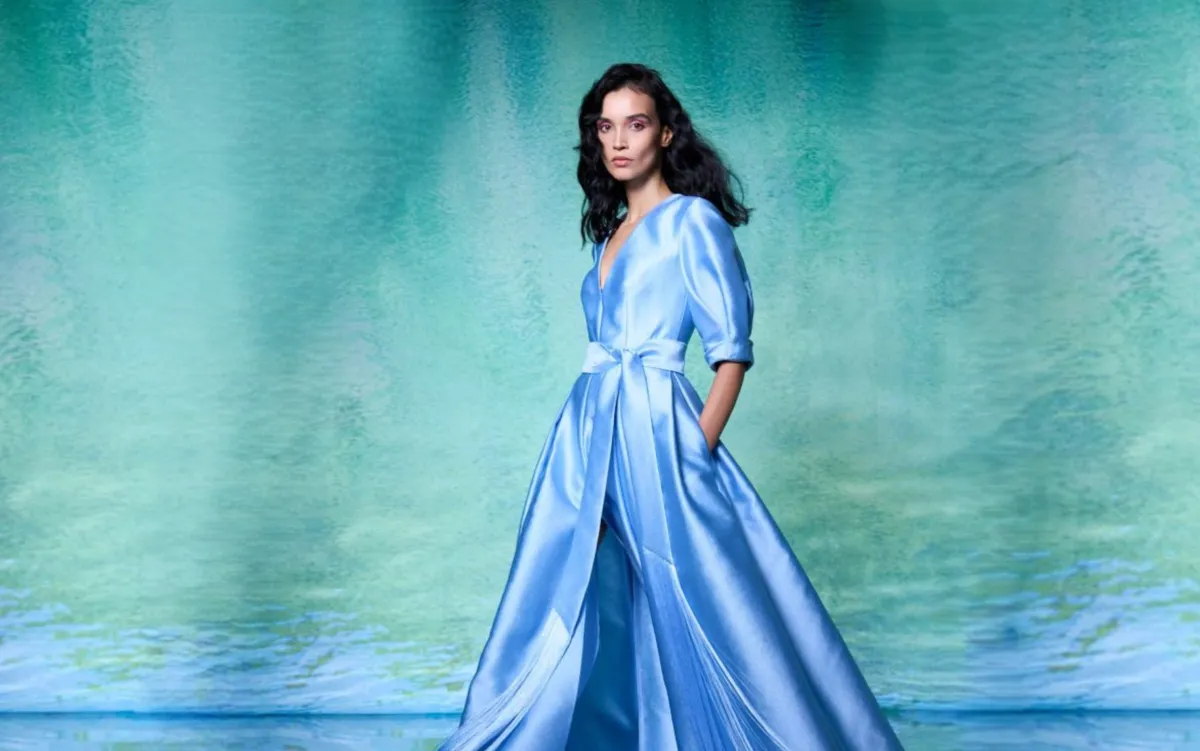 تصميم باللون الأزرق من رامي العلي -الصورة من Launchmetrics/Spotlight ©