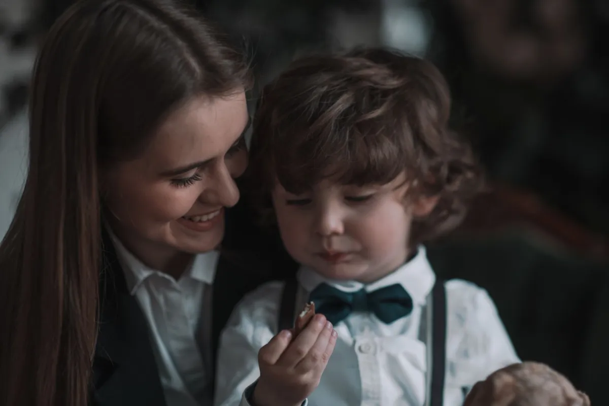 صورة طفل مع أمه