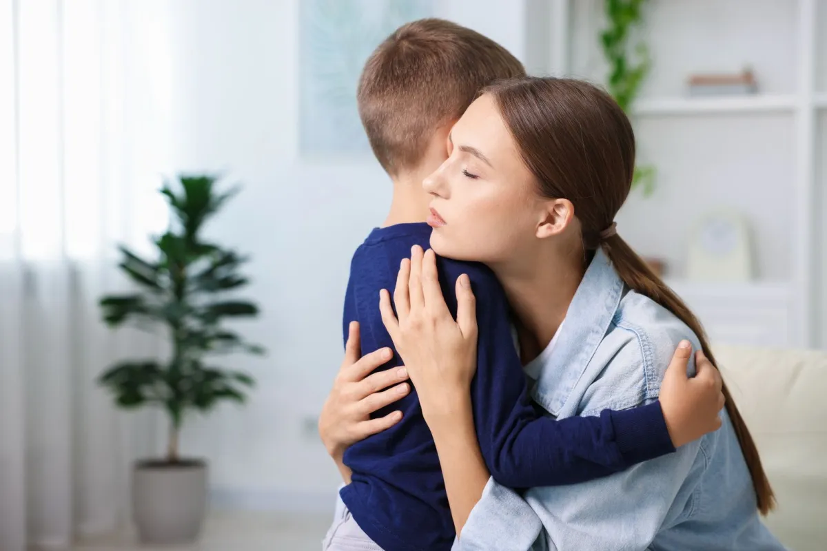 صورة أم تضم طفلها