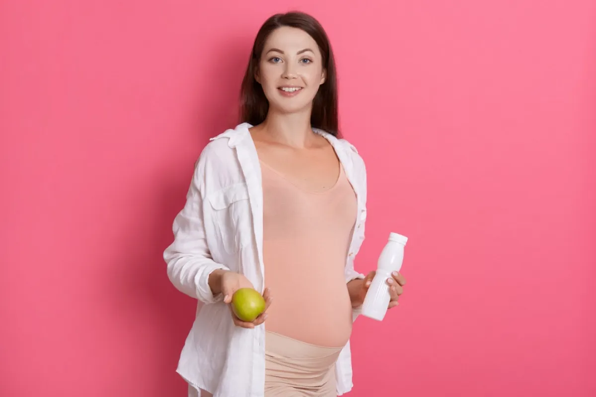 صورة لحامل تمسك بزجاجة كريم الترطيب