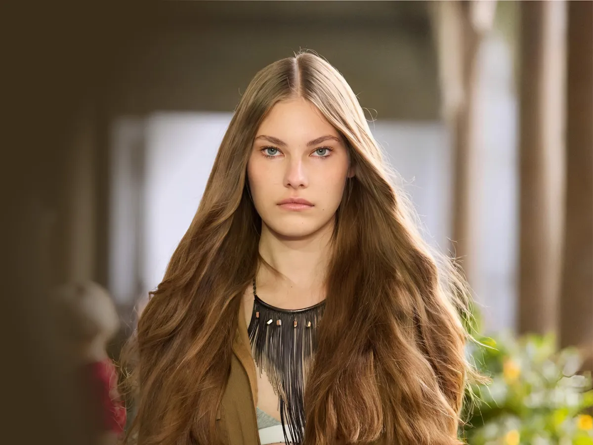 كيف تجعلين رائحة شعرك فواحة وجميلة بلمسات أنثوية تمنحك انتعاشاً يدوم؟