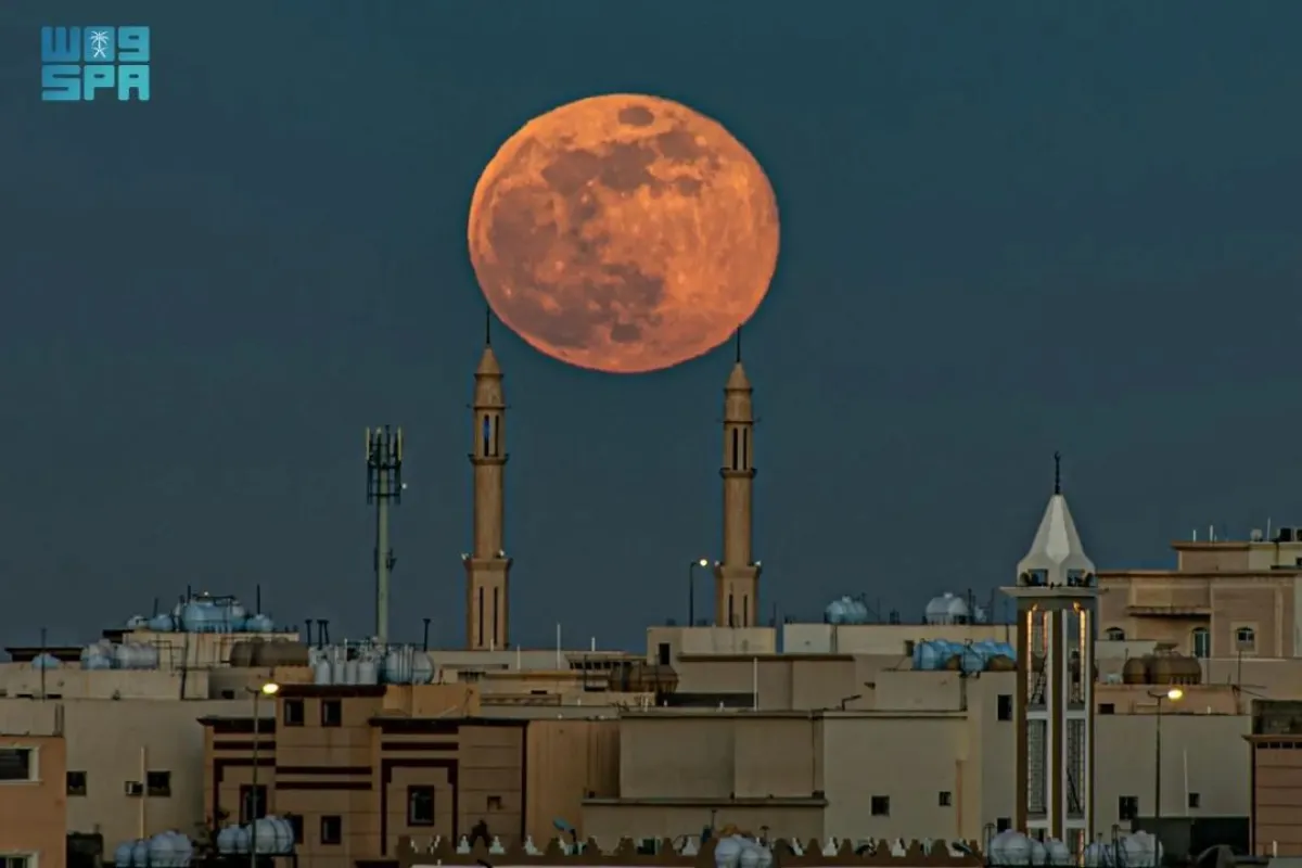 ظهور قمر الذئب في سماء الحدود الشمالية