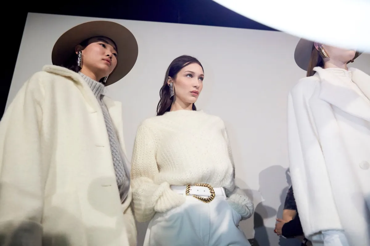 إطلالة بيلا حديد بالأبيض المينيمالي من فيراري Ferrari -الصورة من Launchmetrics/Spotlight ©