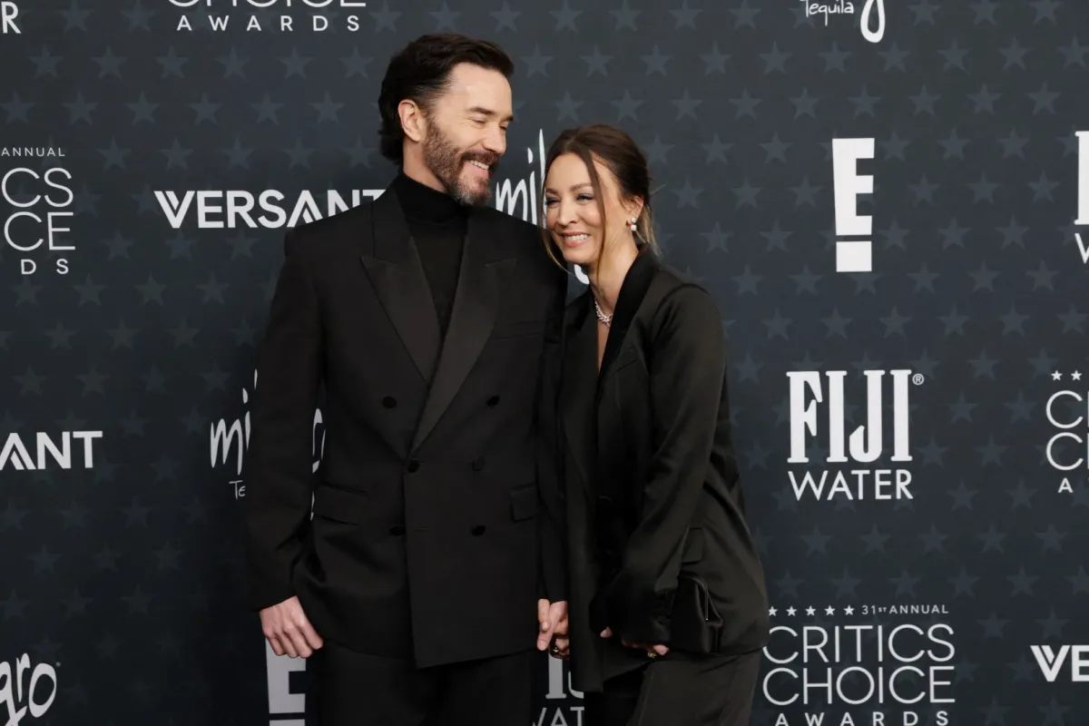 توم بيلفري Tom Pelphrey وكالي كوكو Kaley Cuoco في حفل توزيع جوائز اختيار النقاد 2026. مثدر الصورة:  Matt Winkelmeyer/Getty Images for Critics Choice Association/AFP