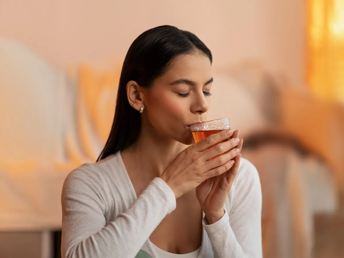 سيدة تتعامل مع الآلام الشهرية بطرق  طبيعية - المصدر  Freepik