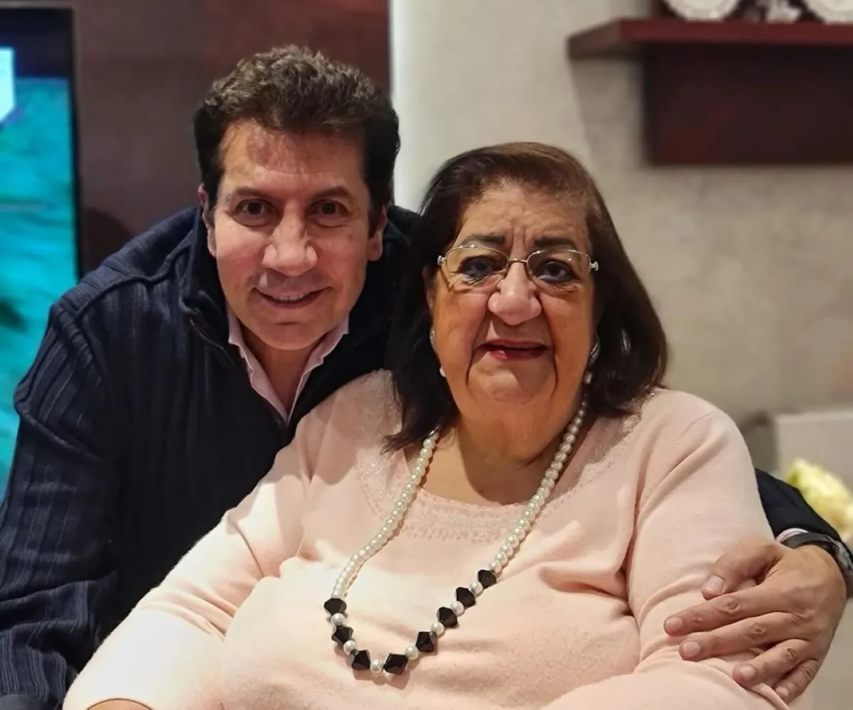 هاني رمزي مع والدته الراحلة- الصورة من حسابه على إنستغرام