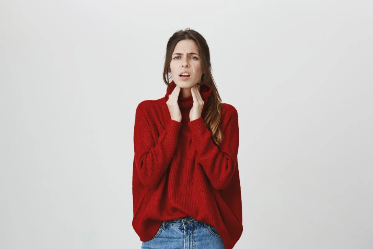 امرأة تشعر بألم الحلق - المصدر freepik