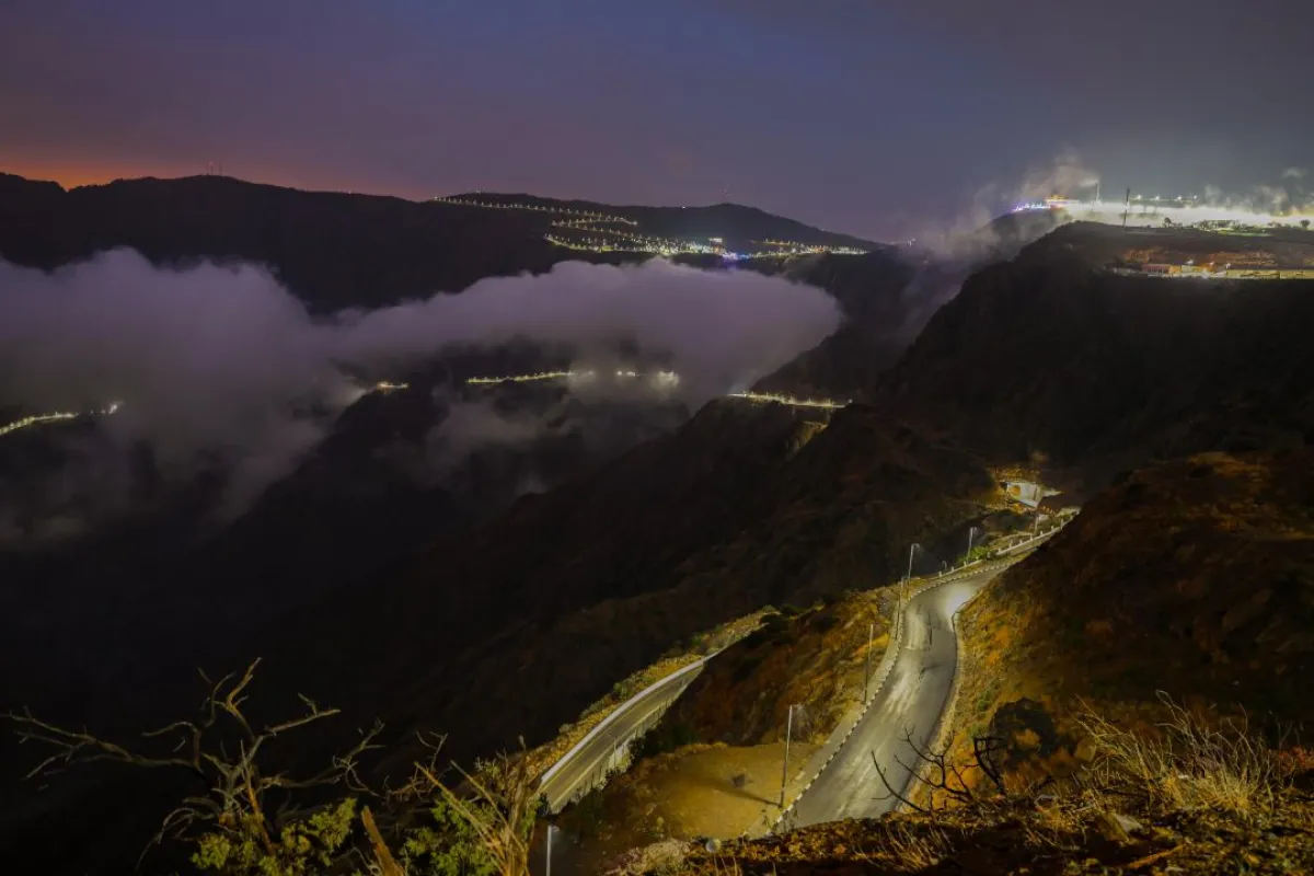 طرق متعرجة على امتداد الجبال في منطقة الباحة السعودية