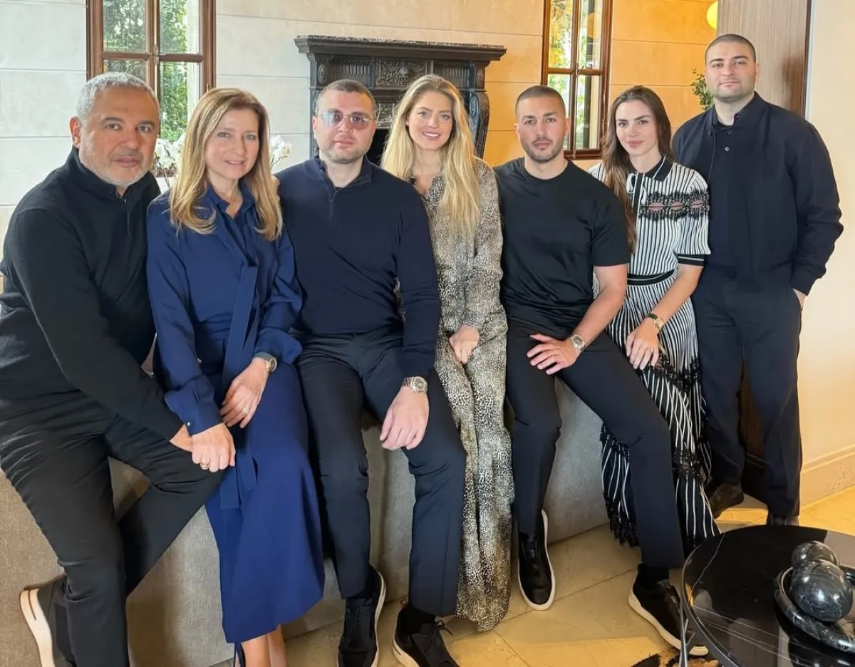 إيلي صعب وزوجته كلودين وأولادهما ميشال وإيلي جونيور صعب وزوجته كريستينا وسيليو وزوجته زين قطامي- الصورة من حساب إيلي جونيور على إنستغرام