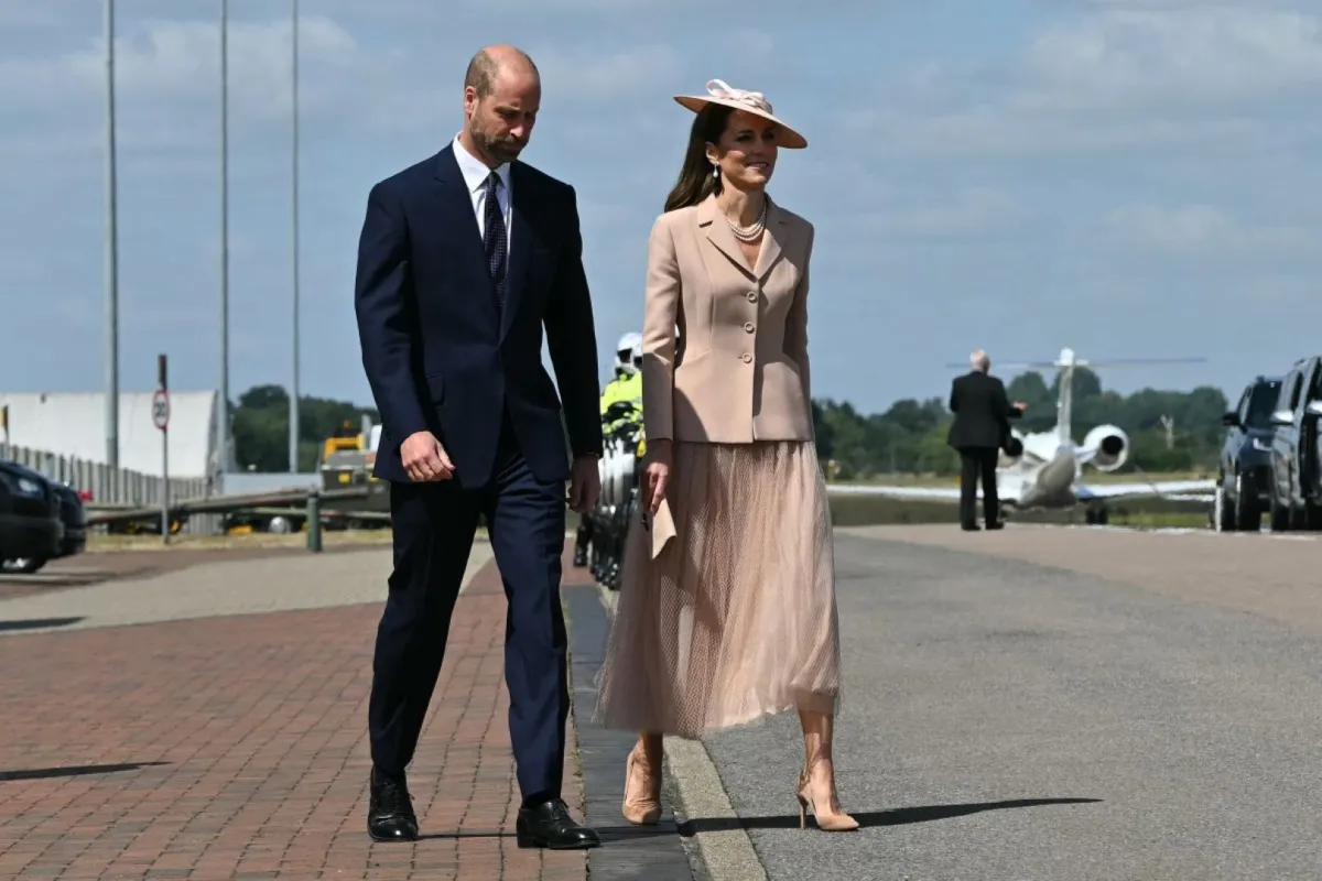 الأمير وليام وأميرة ويلز كيت ميدلتون في قاعدة نورثولت الجوية الملكية Prince William and Catherine Middleton- (مصدر الصورة: JUSTIN TALLIS / POOL / AFP)