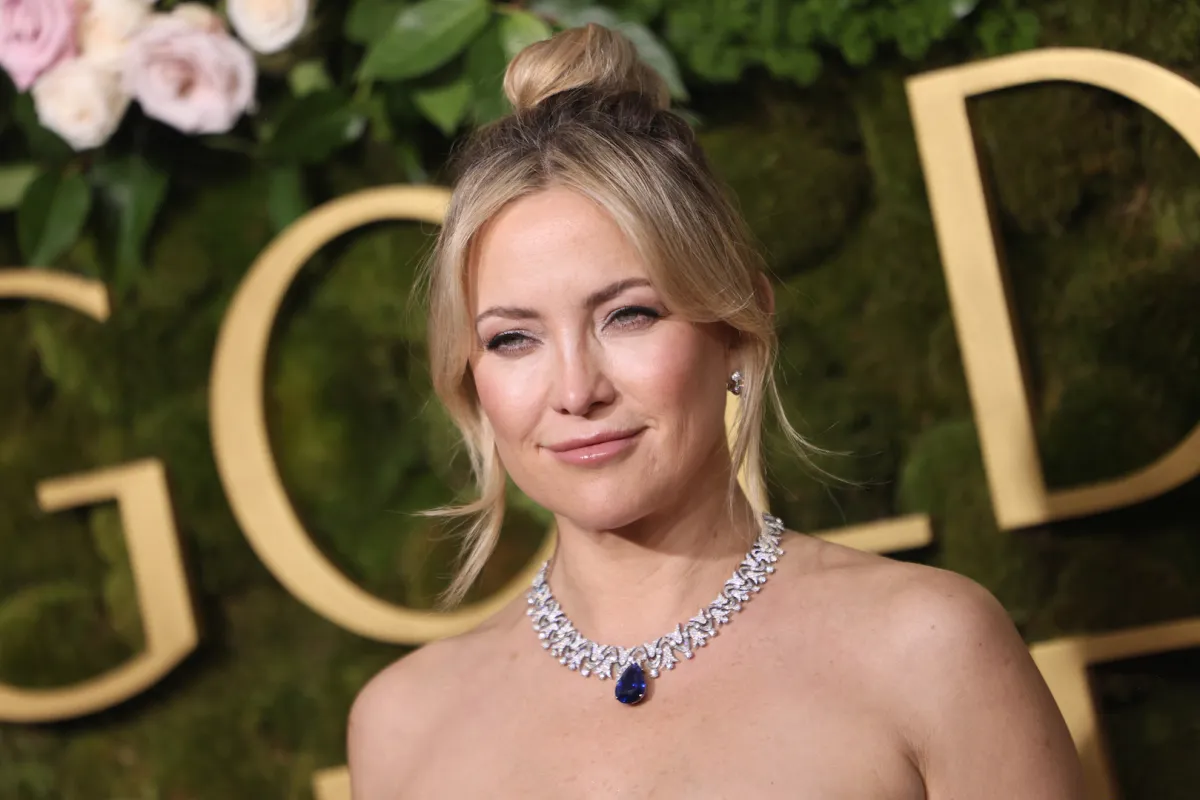 كيت هدسون ترتدي عقداً فاخراً من الألماس والياقوت الأزرق في غولدن غلوب