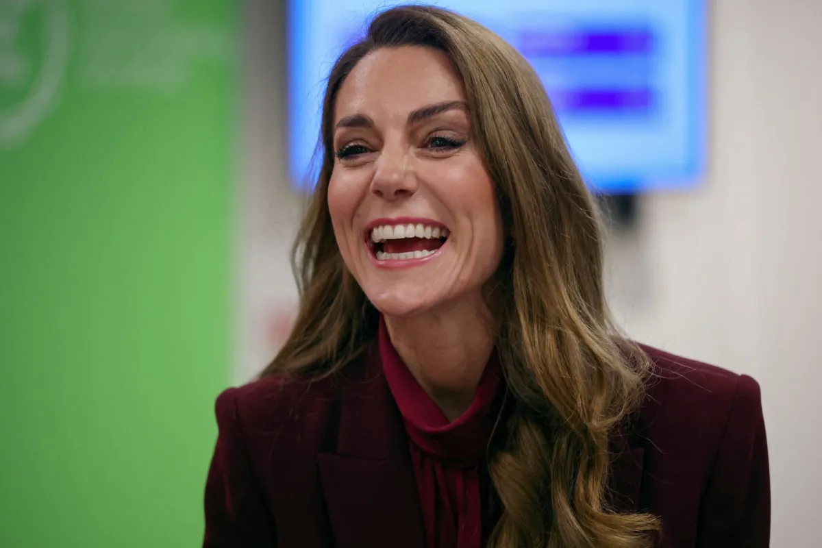 كاثرين (كيت ميدلتون) خلال زيارة لمستشفى تشارينغ كروس في غرب لندن (Catherine during a visit to Charing Cross Hospital in west London). مصدر الصورة: Isabel Infantes / POOL / AFP