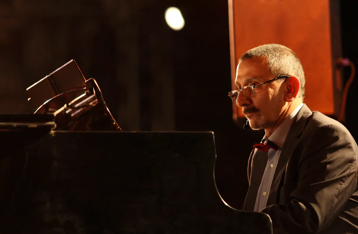 زياد الرحباني خلال حفلته الموسيقية في قلعة دمشق، أواخر 15 يوليو 2009. Ziad Rahbani performs during his concert at Damascus Citadel, late July 15, 2009.مصدر الصورة: AFP PHOTO/LOUAI BESHARA (Photo by LOUAI BESHARA / AFP)