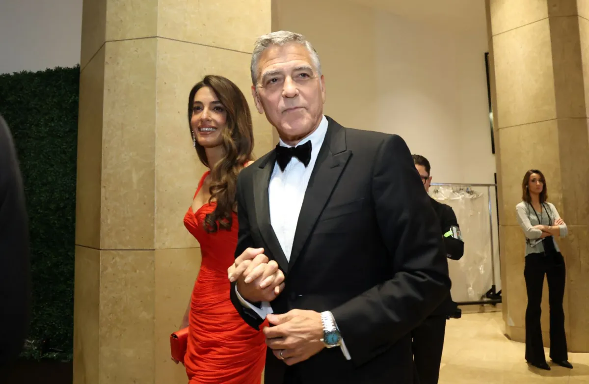جورج كلوني George Clooney وزوجته أمل كلوني Amal Clooney في حفل توزيع جوائز غولدن غلوب 2026. مصدر الصورة: VALERIE MACON / AFP