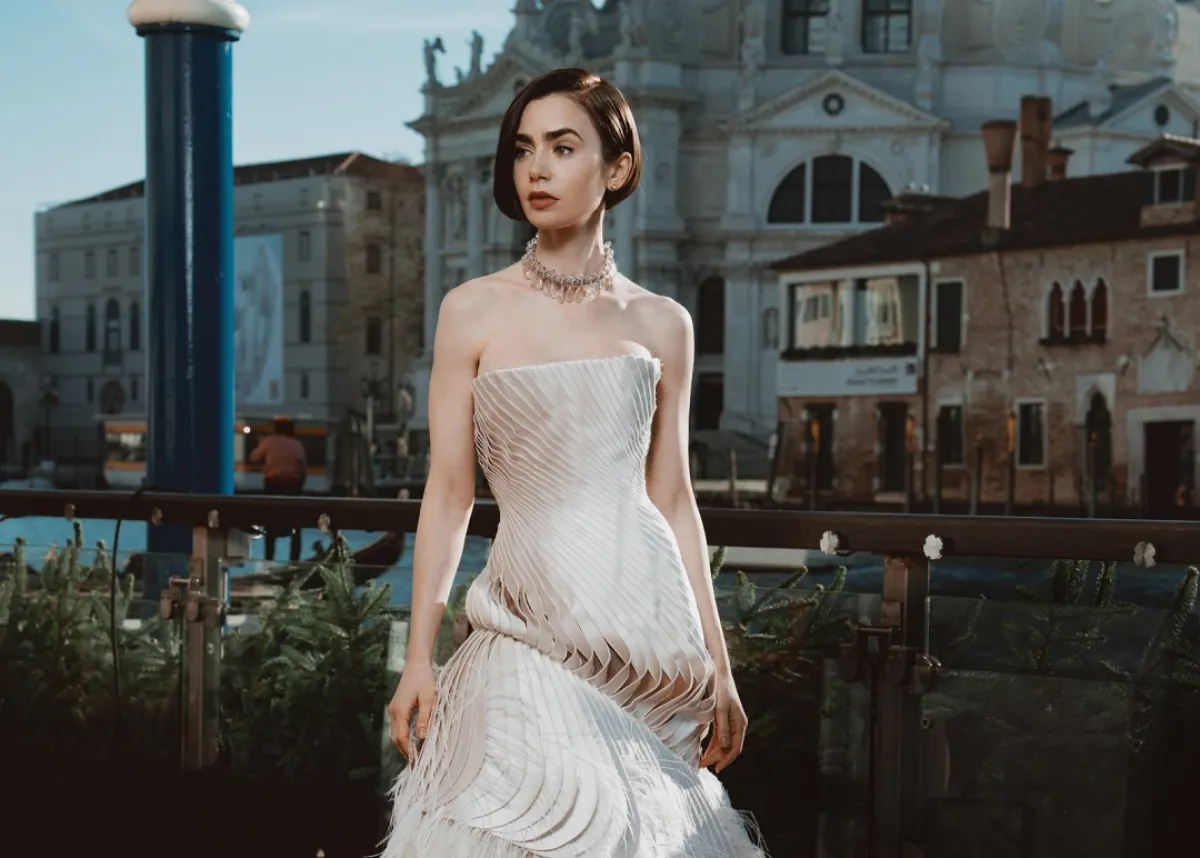 ليلي كولينز بفستان من دار سكياباريللي  Schiaparelli - الصورة من العلاقات العامة للدار 