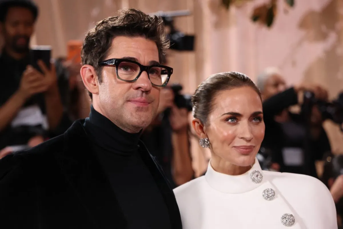 إيميلي بلانت Emily Blunt وجون كراسينسكي John Krasinski في حفل توزيع جوائز غولدن غلوب 2026. مصدر الصورة: Michael Tran / AFP