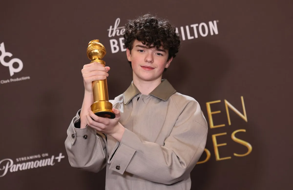 أوين كوبر Owen Cooper يحمل جائزة غولدن غلوب 2026 للمرة الأولى كأصغر فائز. مصدر الصورة: Etienne Laurent / AFP