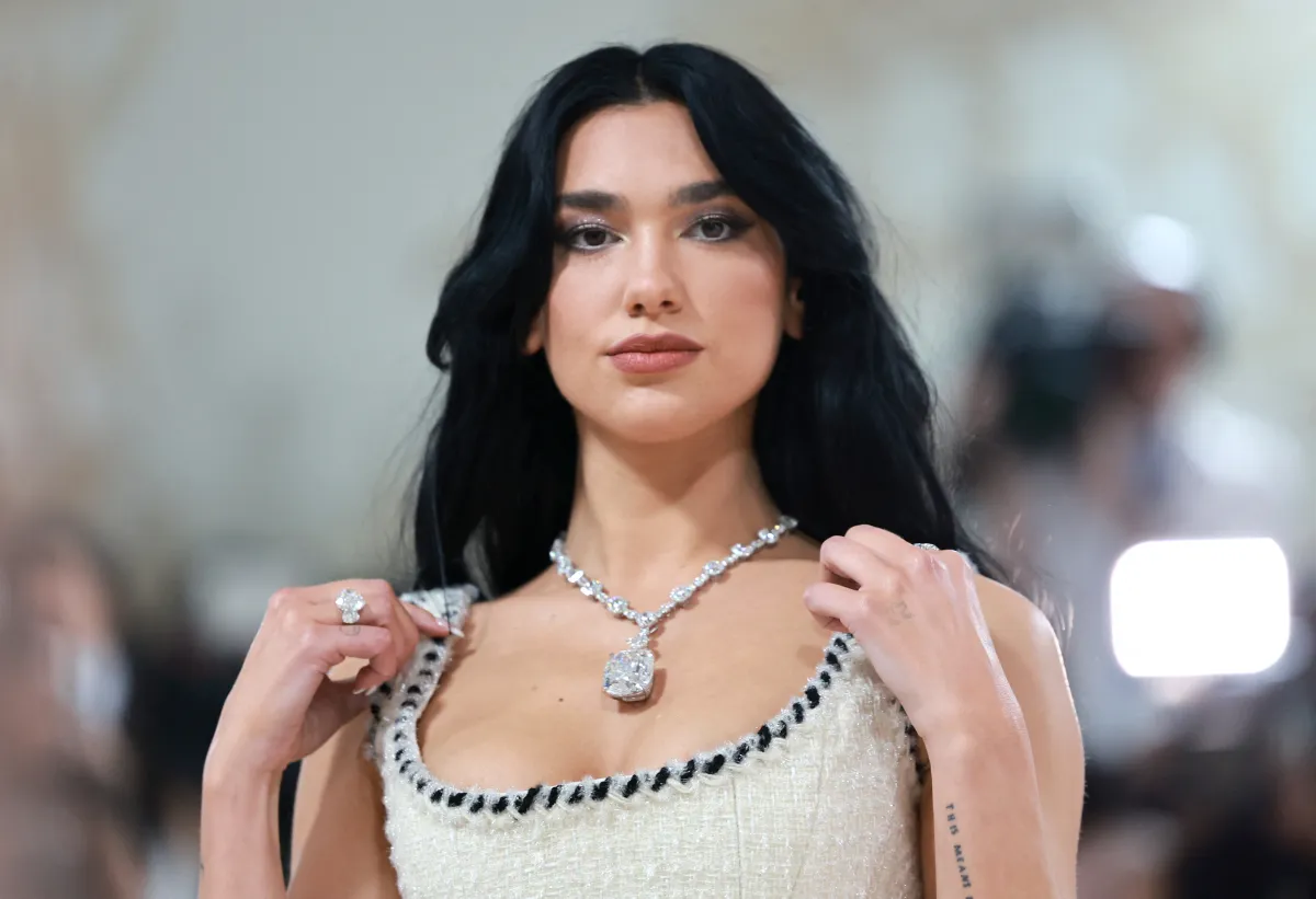 دوا ليبا بقلادة تيفاني آند كو الأسطورية في حفل ميت غالا 2023- مصدر الصورة (Theo Wargo/Getty Images for Karl Lagerfeld/AFPTheo Wargo / GETTY IMAGES NORTH AMERICA / Getty Images via AFP)