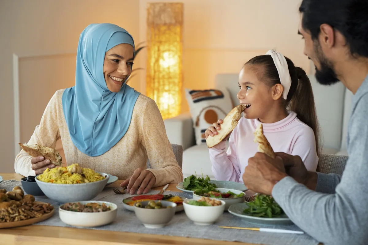 صورة لعائلة تتناول الطعام