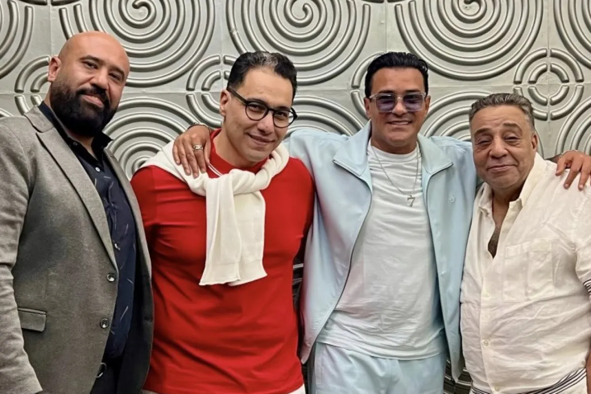 المنتج ممدوح شاهين مع محمد رجب وصنّاع مسلسل قطر صغنطوط- الصورة من صفحة محمد رجب على فيسبوك