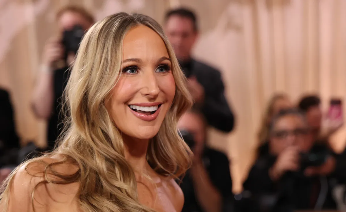 نيكي غلاسر Nikki Glaser في حفل توزيع جوائز غولدن غلوب 2026. مصدر الصورة: Michael Tran / AFP