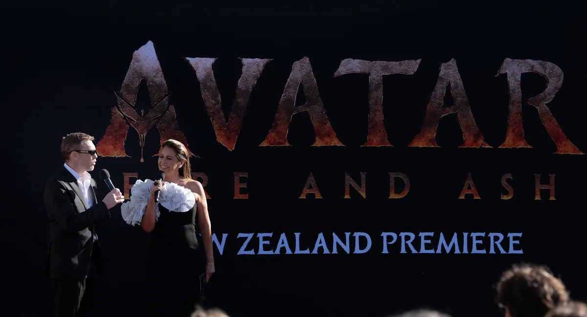 سام ورثينجتون، نجم فيلم Avatar، في العرض الأول لفيلم Avatar Fire and Ash في أستراليا ونيوزيلندا في ويلينغتون (Sam Worthington, star of Avatar, at the Australian and New Zealand premiere of Avatar: Fire and Ash in Wellington  ). مصدر الصورة: Marty MELVILLE / AFP