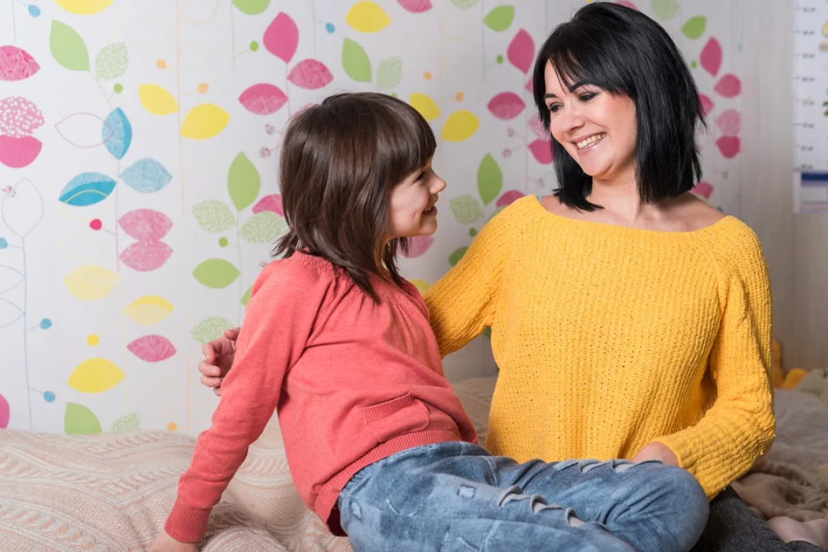 صورة لأم تتحدث مع طفلتها