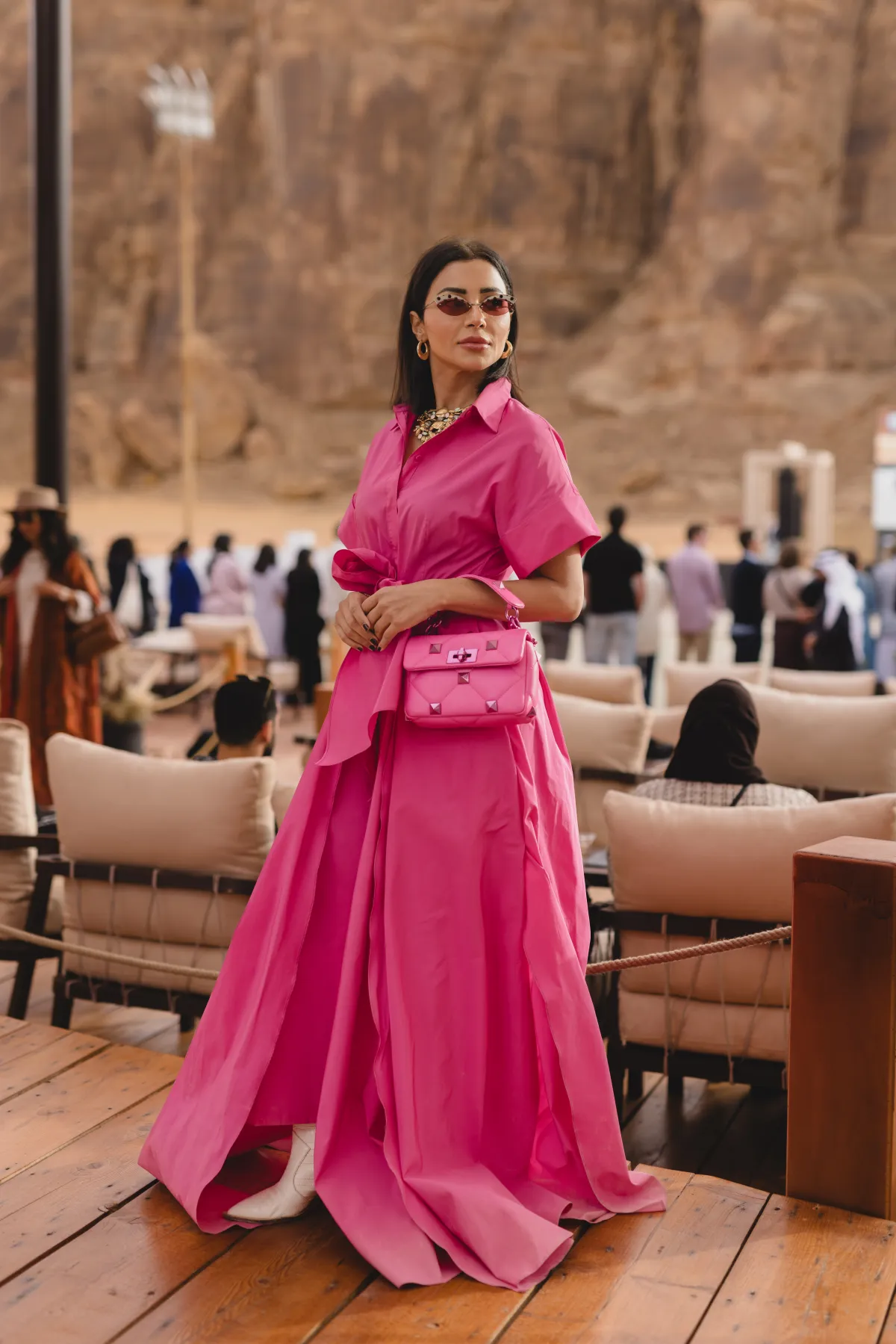 عندما تكسر الألوان الجريئة صمت الصحراء.. حضور يخطف الأنظار