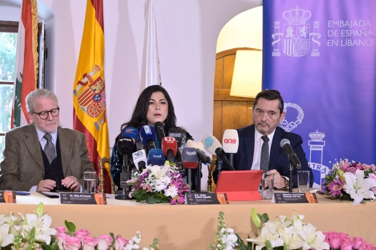 الدكتورة هبة القواس، رئيسة الكونسرفتوار وأمانة المشروع، والسفير الإسباني خيسوس سانتوس أغوادو والعازف الإسباني خوسيه ماريا غاياردو ديل راي - الصورة من المكتب الاعلامي 