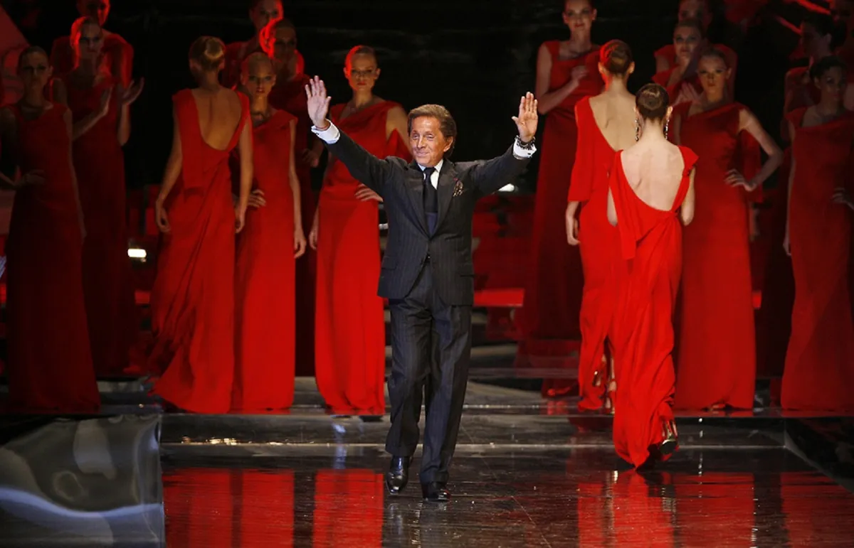  المصمم فالنتينو غارافاني Valentino Garavani في ختام عرضه لربيع وصيف 2008-( مصدر الصورة: Pierre HOUNSFIELD/Gamma-Rapho via Getty Images)  
