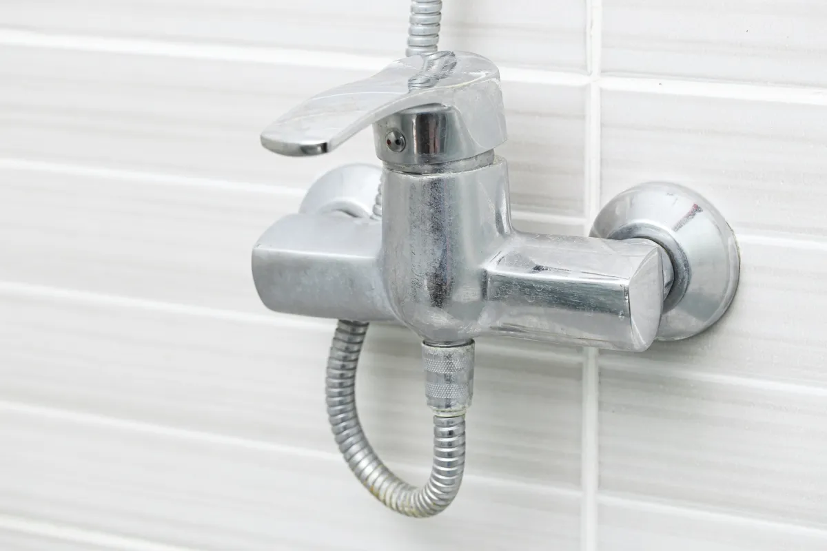 مياه متكلسة على صنبور الدش