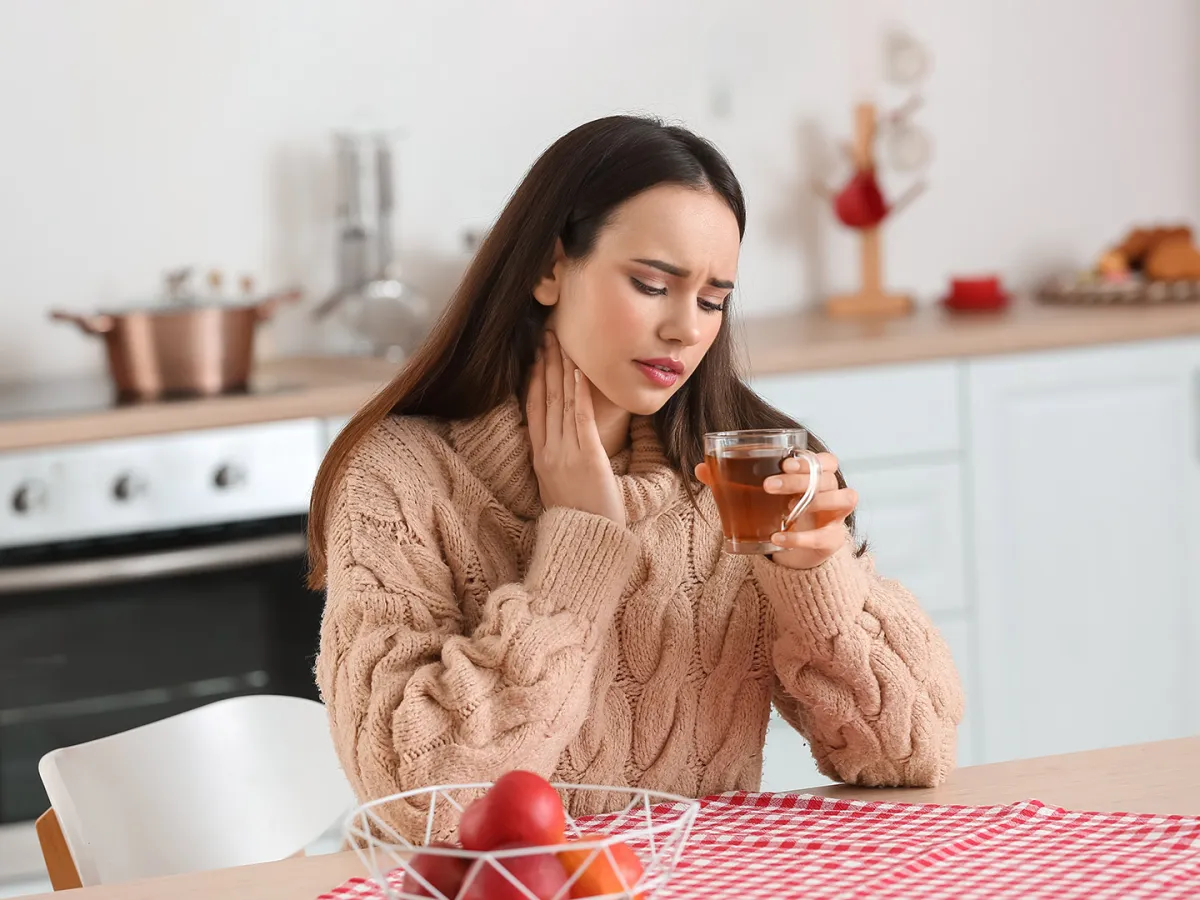 امرأة تشرب الشاي