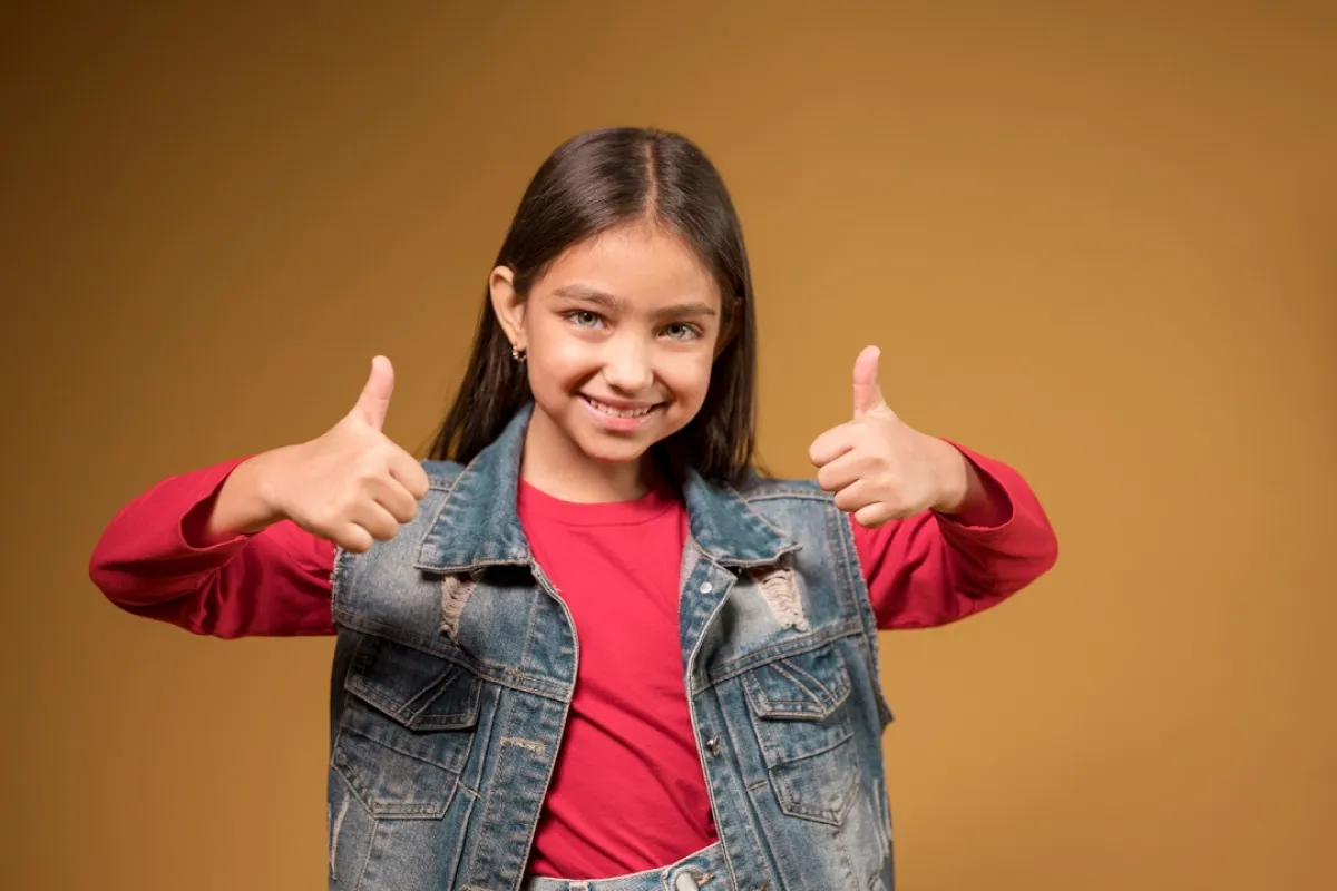 صورة لطفلة وعلامة النصر