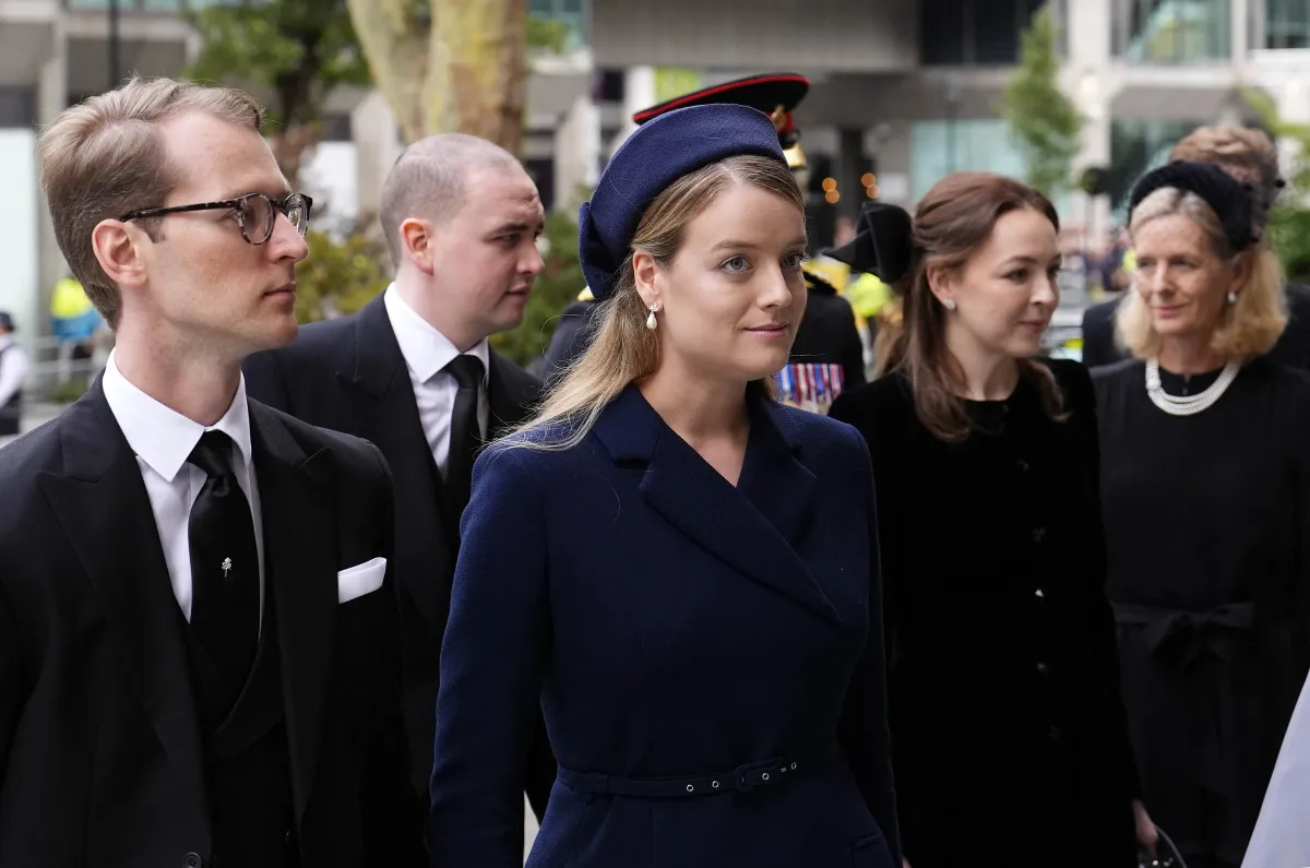 تيموثي فيستربيرغ وفلورا فيستربيرغ في كاتدرائية وستمنستر بلندن (Timothy Vesterberg and Flora Vesterberg in London). مصدر الصورة:JORDAN PETTITT / POOL / AFP